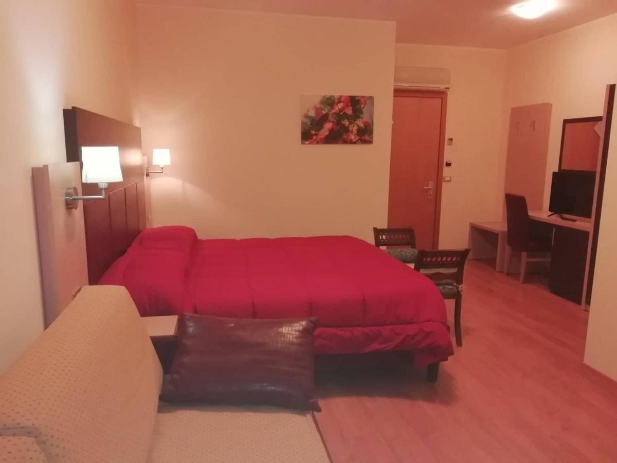 Hotel Miami Civitella Del Tronto Extérieur photo